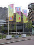 902799 Afbeelding van drie vlaggen 'Utrecht 900 - 2022', geplaatst op het Vredenburgviaduct over de Stadsbuitengracht ...